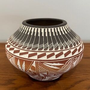 Native American Hand Crafted Art Pottery Signed Jr. D. Aragon NM 1992